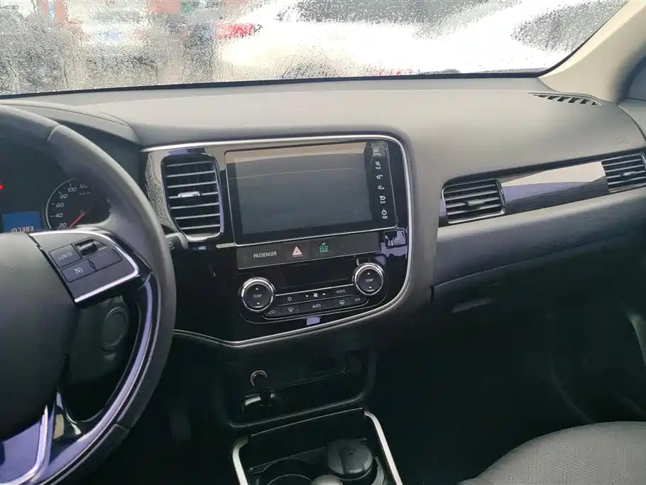 MITSUBISHI OUTLANDER
