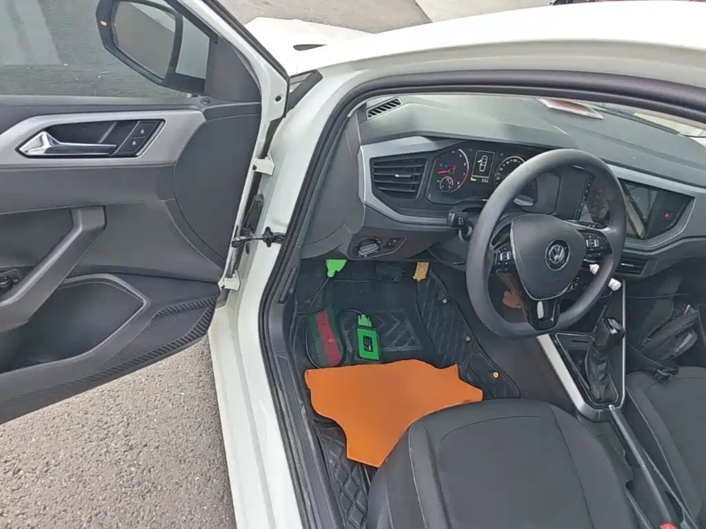 VOLKSWAGEN POLO