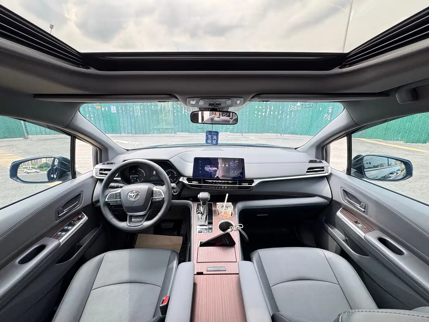 Toyota Granvia 2024 2.5L Hybrid Luxury фото 10