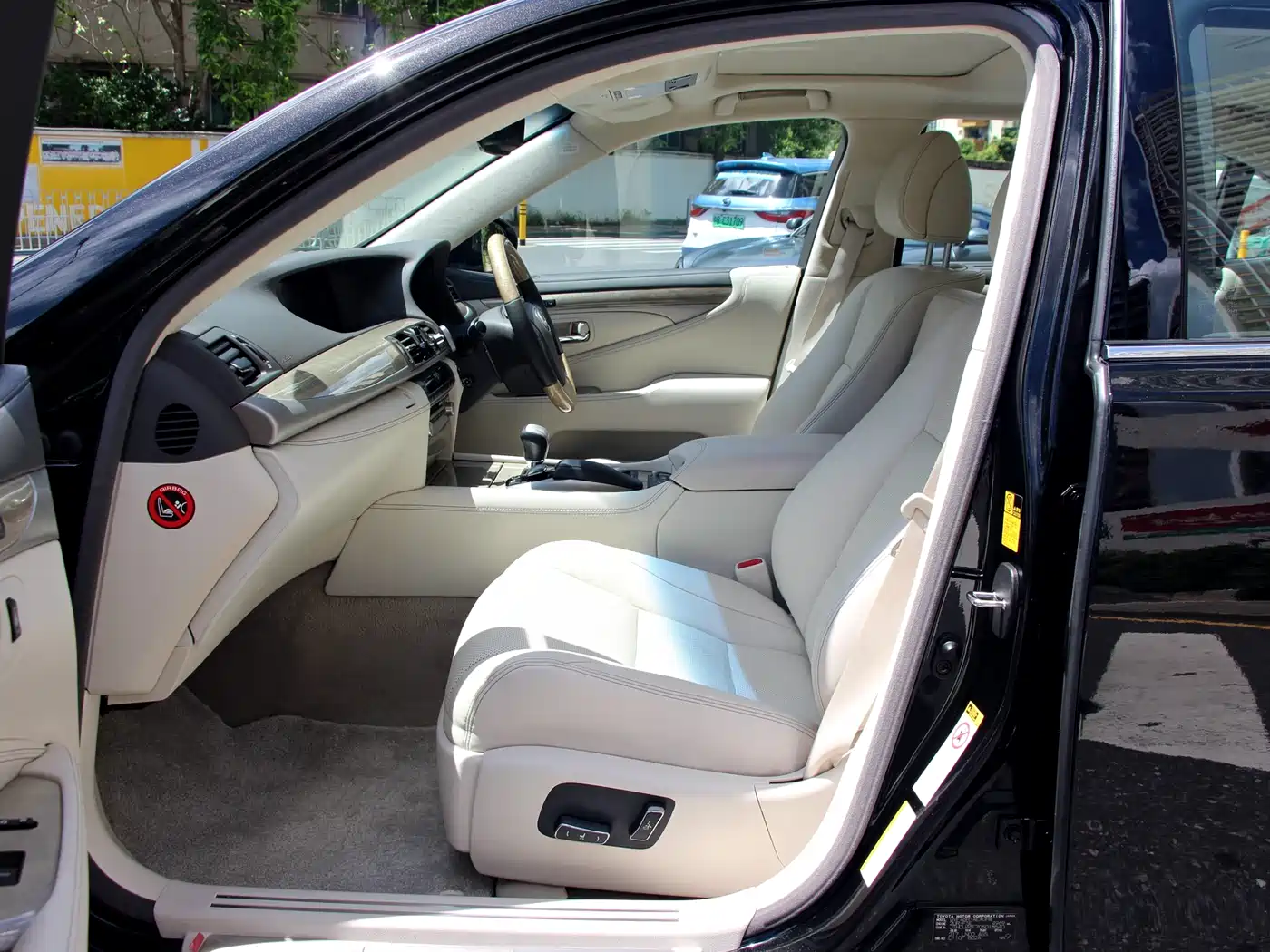 Фото 9 - Lexus LS