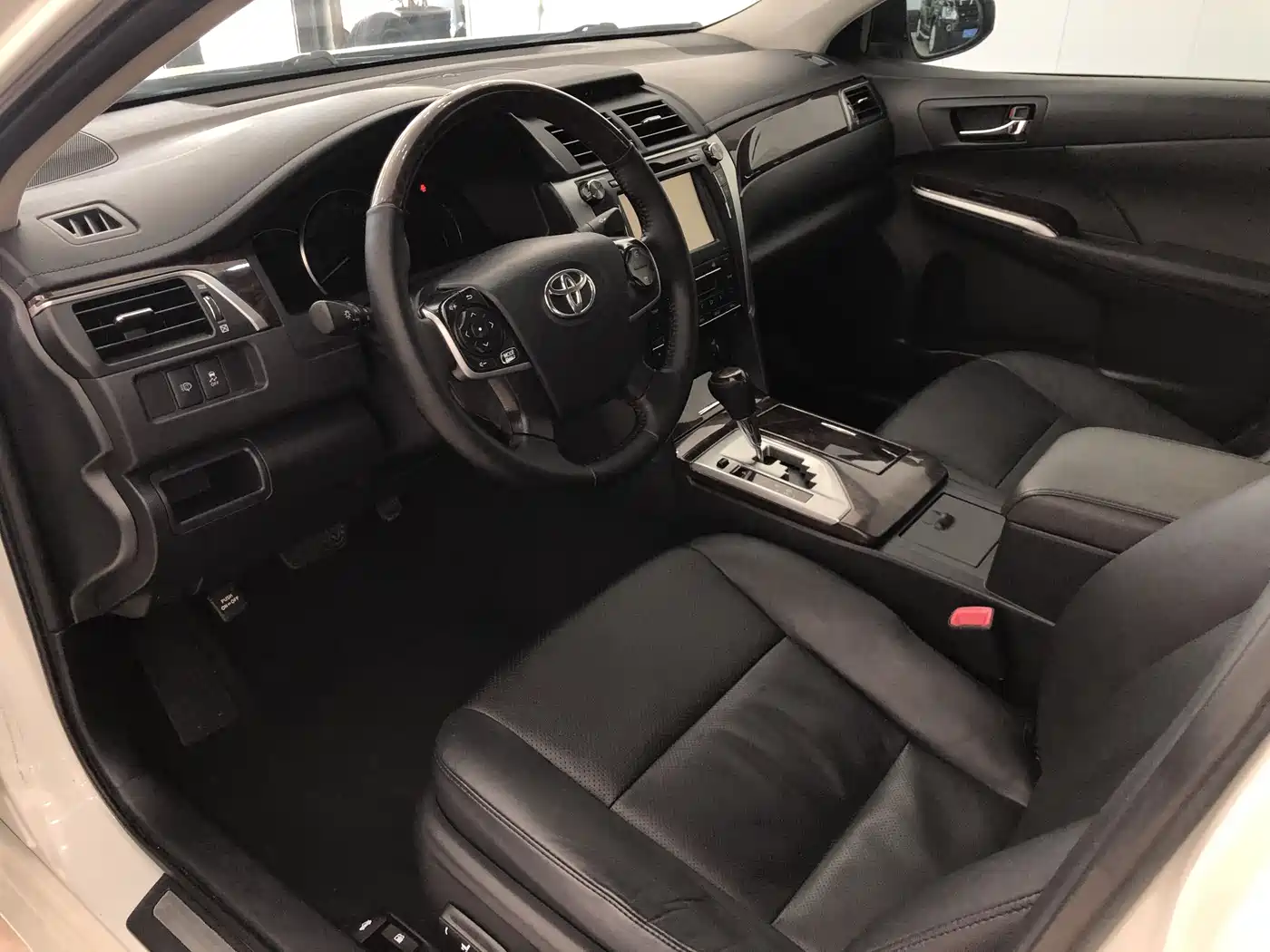Toyota Camry 2015 2.5G Luxury Navigation Edition фото 4