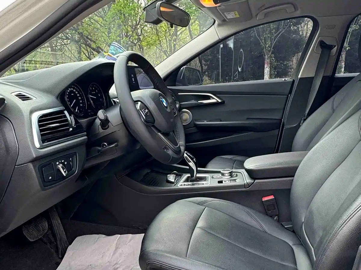 BMW 1 Series 2022 120i M Sport фото 9