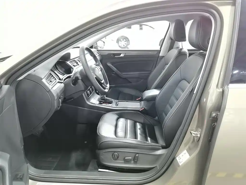 Volkswagen Passat 2017 330TSI DSG Prestige фото 10