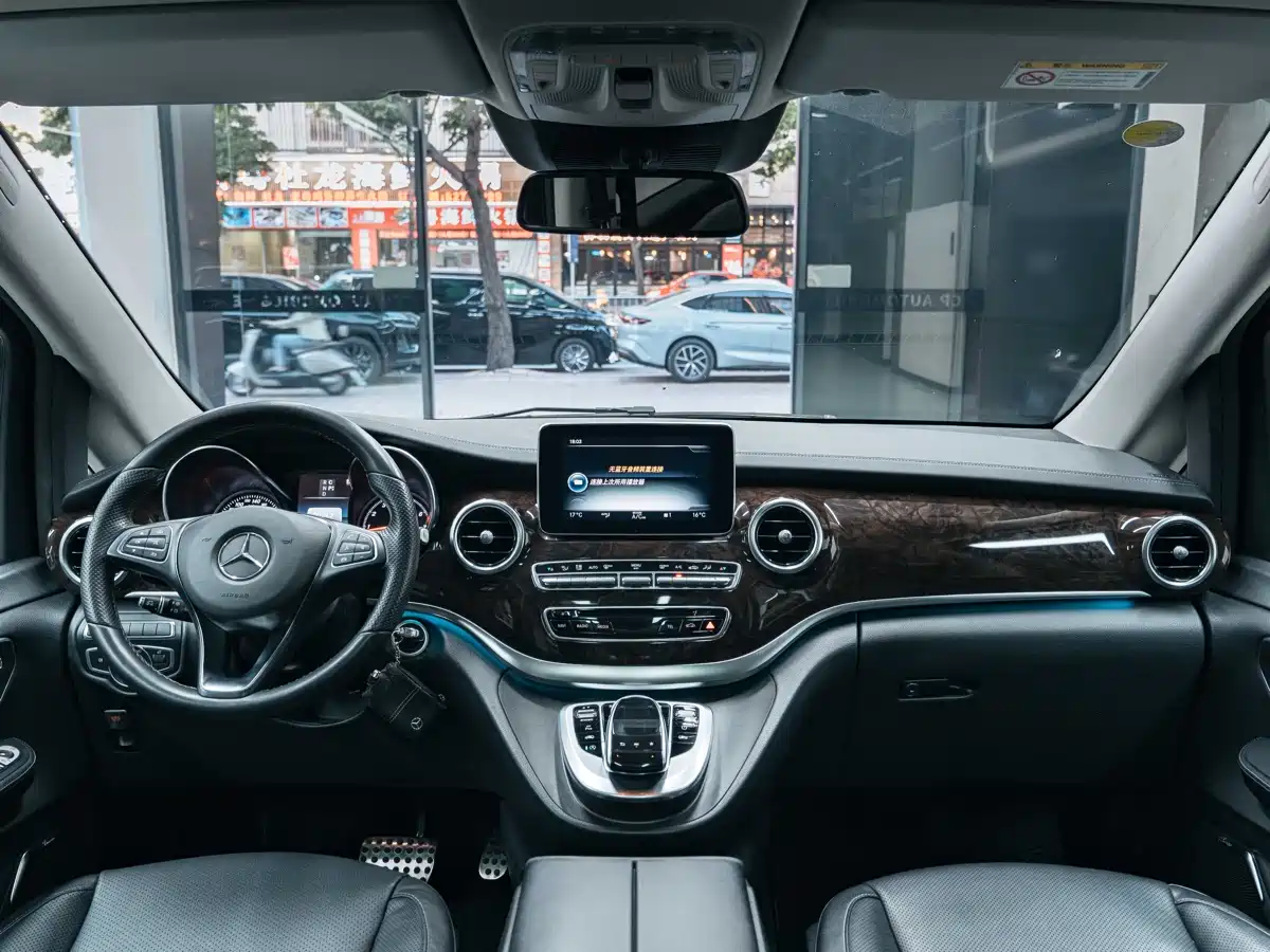 Mercedes-Benz V-Class 2017 Model V 260 L Premium Extended Edition фото 14