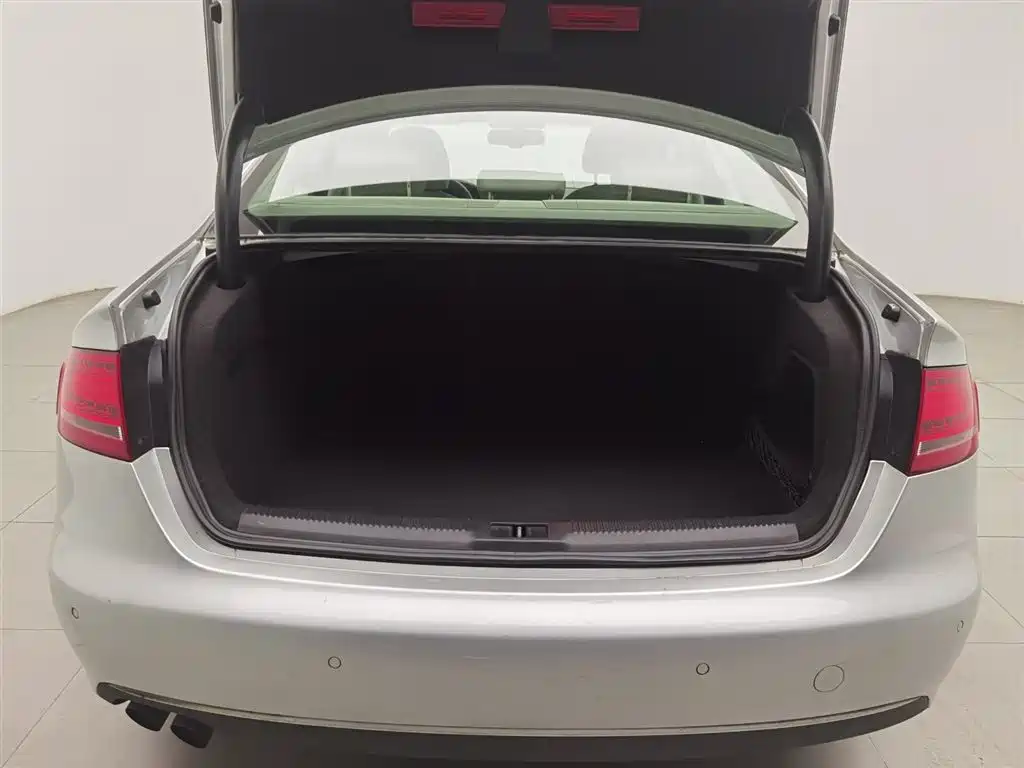 Audi A4L 2010 2.0 TFSI Luxury фото 16