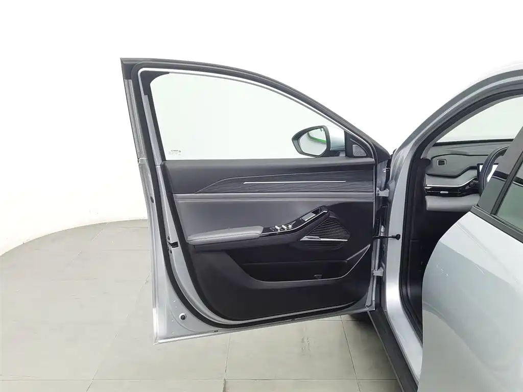 Geely Galaxy Galaxy L6 2025 EM-i 140km Starship Edition фото 8