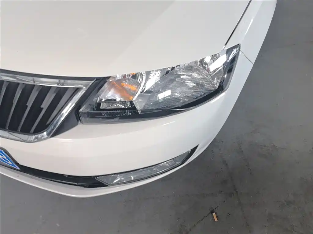 Škoda Rapid 2016 1.6L Manual Pioneer Edition фото 24
