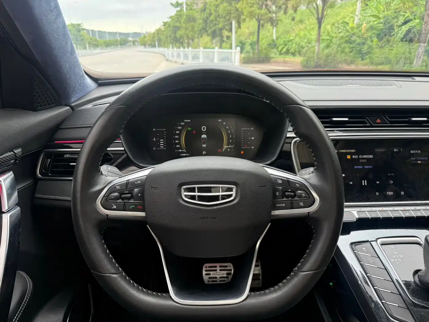 Фото 8 - Geely Boyue