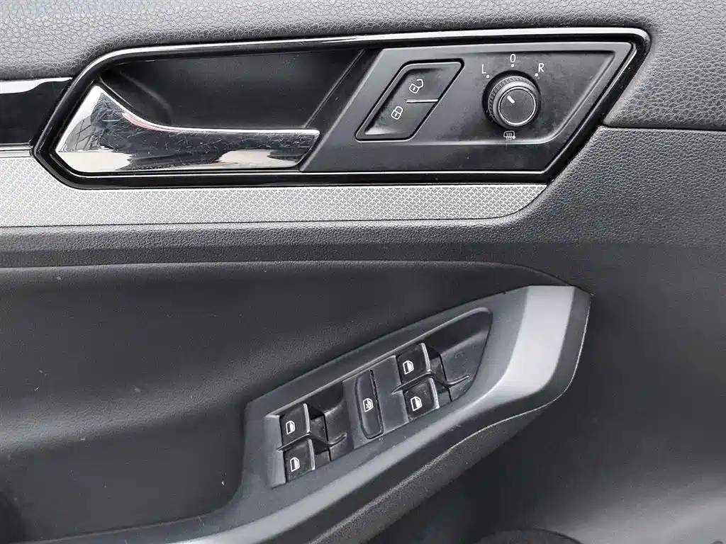 Volkswagen Sagitar 2015 1.6L Automatic Comfort фото 9