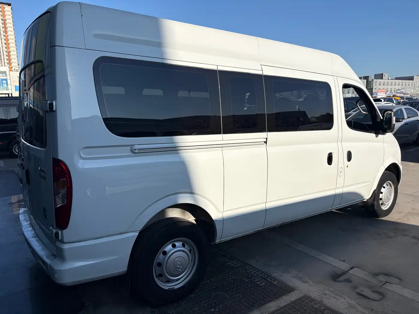 SAIC Maxus Xintu V80 2023 2.0T Manual Classic Aoyun Long Wheelbase Medium Roof 6/7/8/9 Seats фото 8