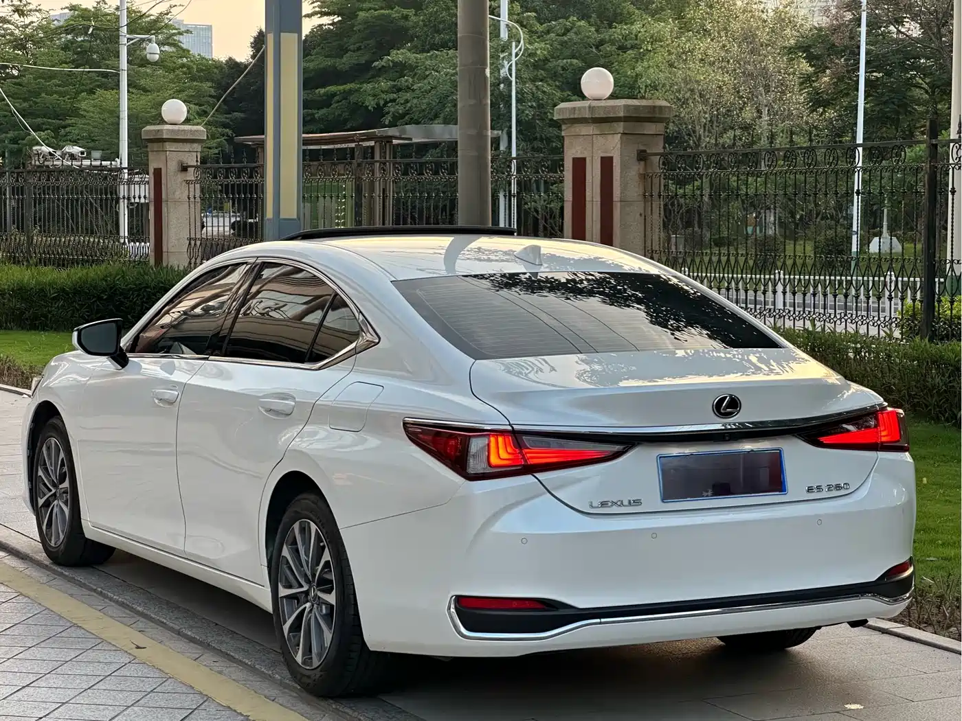 Lexus ES 2022 200 Excellence Edition фото 11