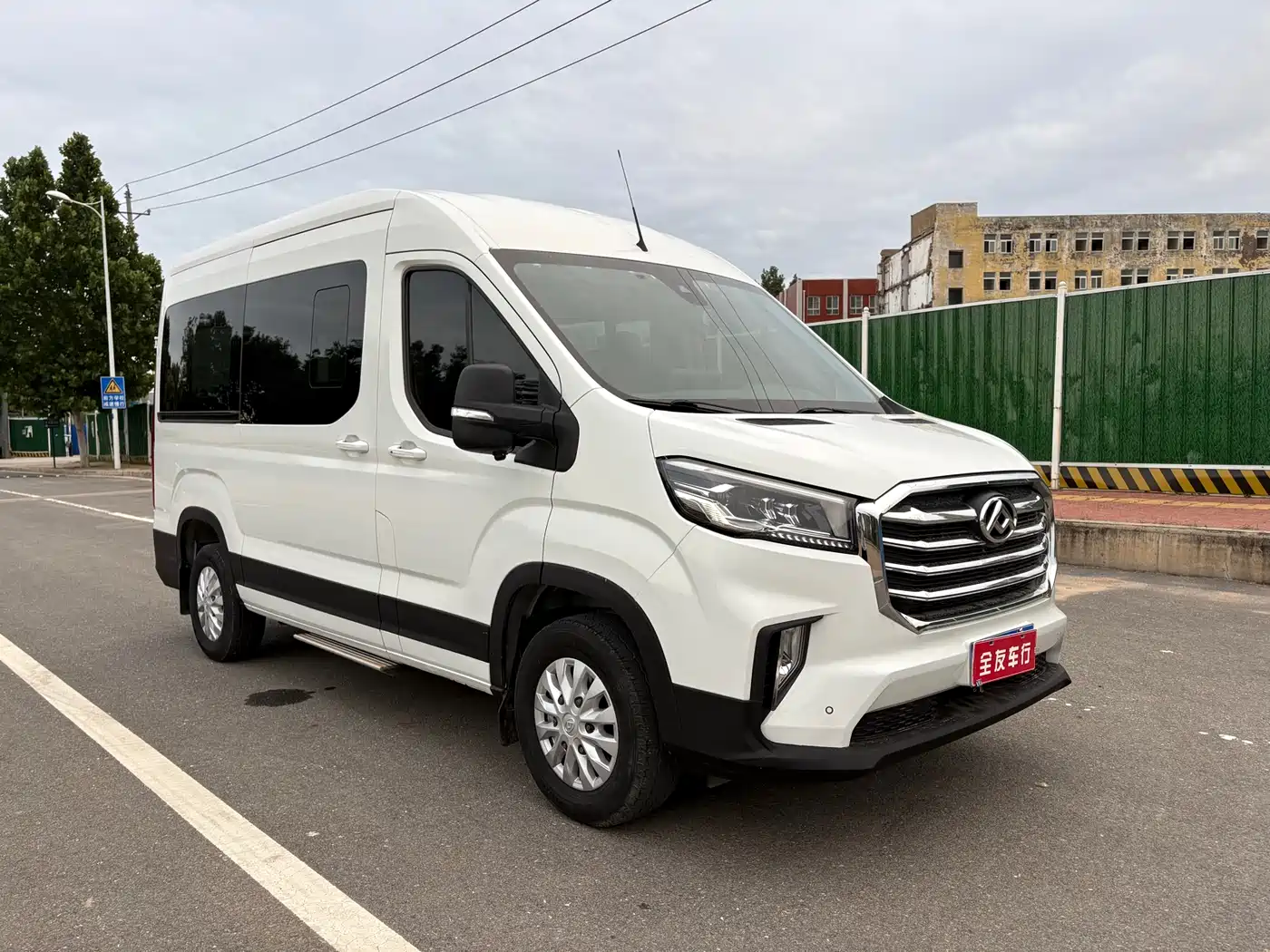 SAIC Maxus Xintu V90 2021 2.0T Automatic Smart Transporter RWD Single Tire Long Wheelbase High Roof 7-seater фото 6