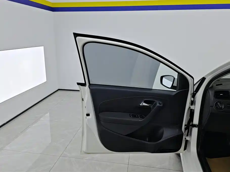 Volkswagen Polo 2014 1.4L Manual Trend Edition фото 7
