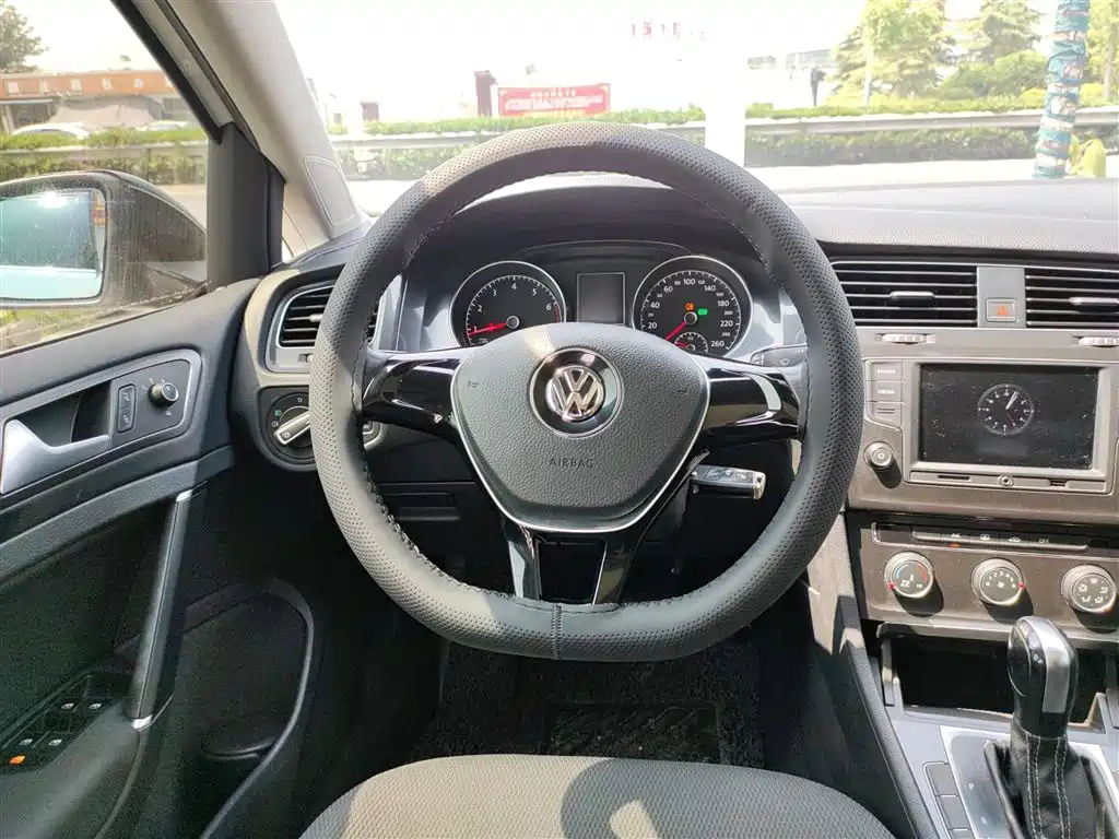 Volkswagen Golf 2017 1.6L Auto Comfort Millionth Edition фото 7