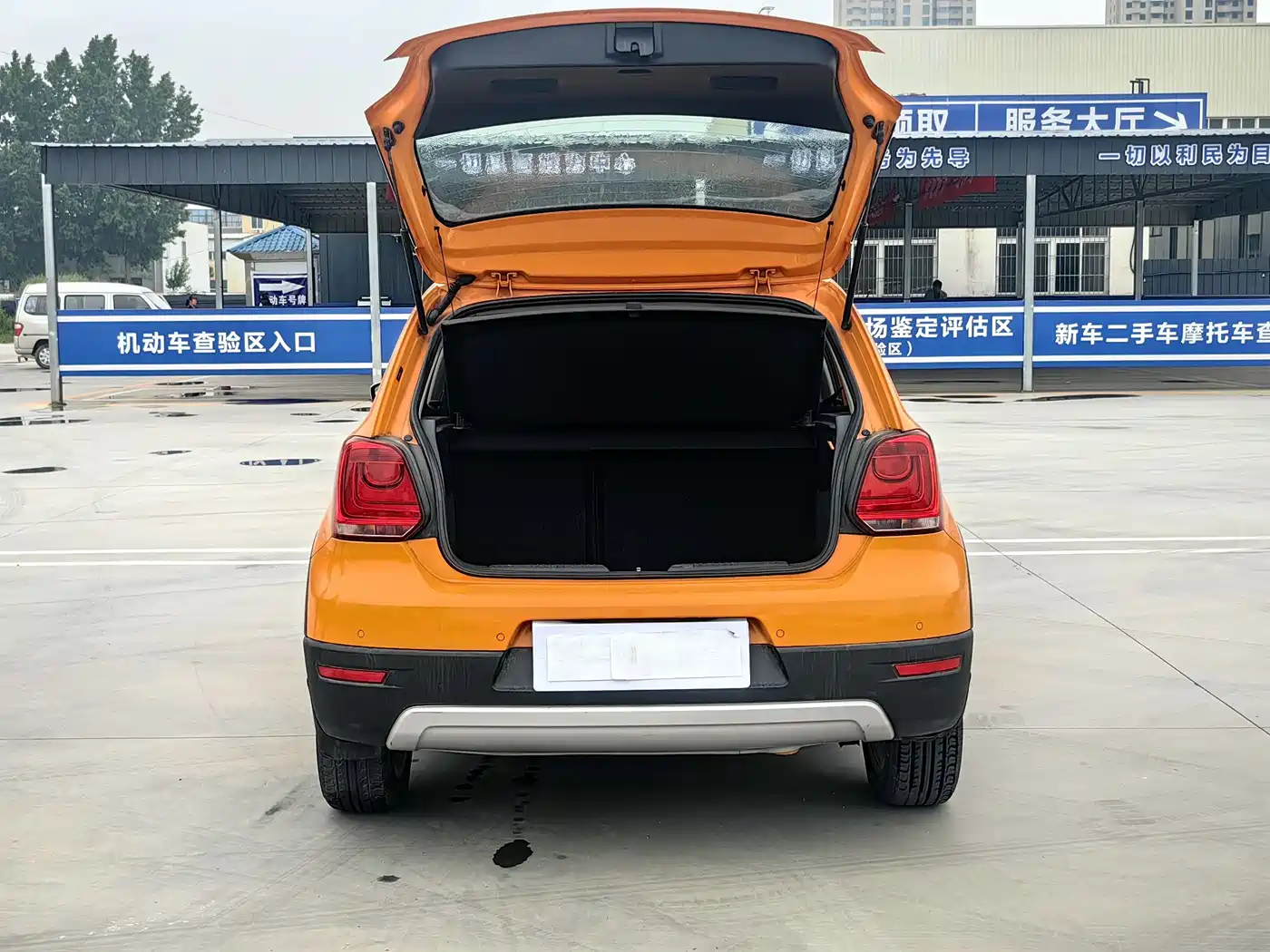 Volkswagen Polo 2014 1.6L Cross Polo Automatic фото 12