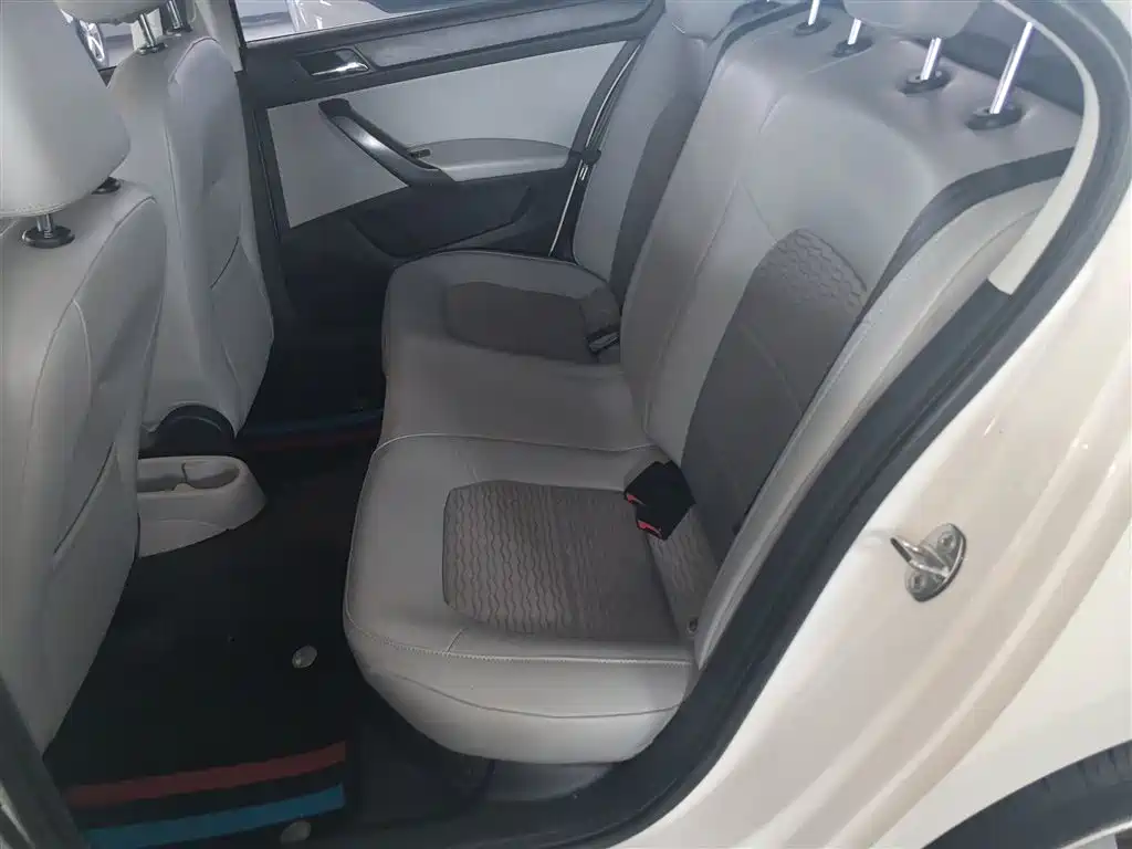 Škoda Rapid 2016 1.6L Manual Pioneer Edition фото 17