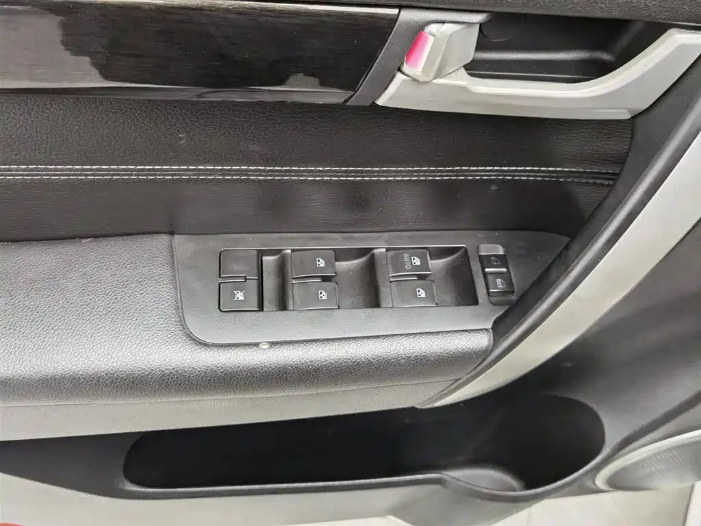 Chevrolet Captiva 2017 2.4L 4WD Flagship Edition 7-Seater фото 9