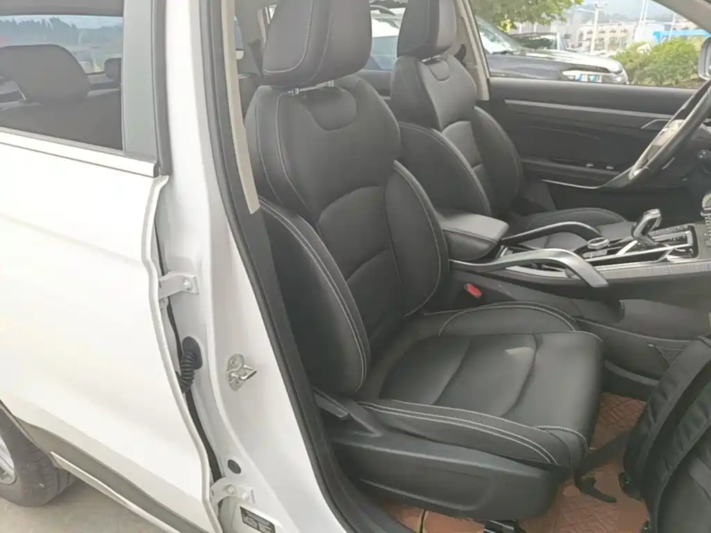 Фото 25 - Geely Atlas