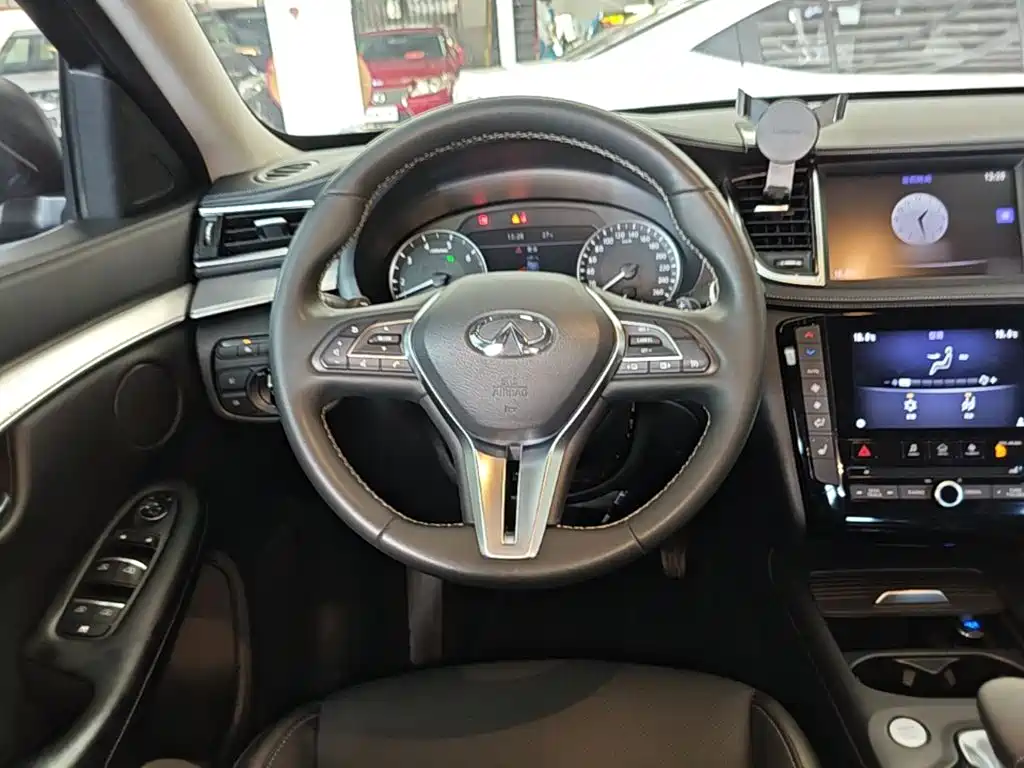 Photo 11 - Infiniti QX50