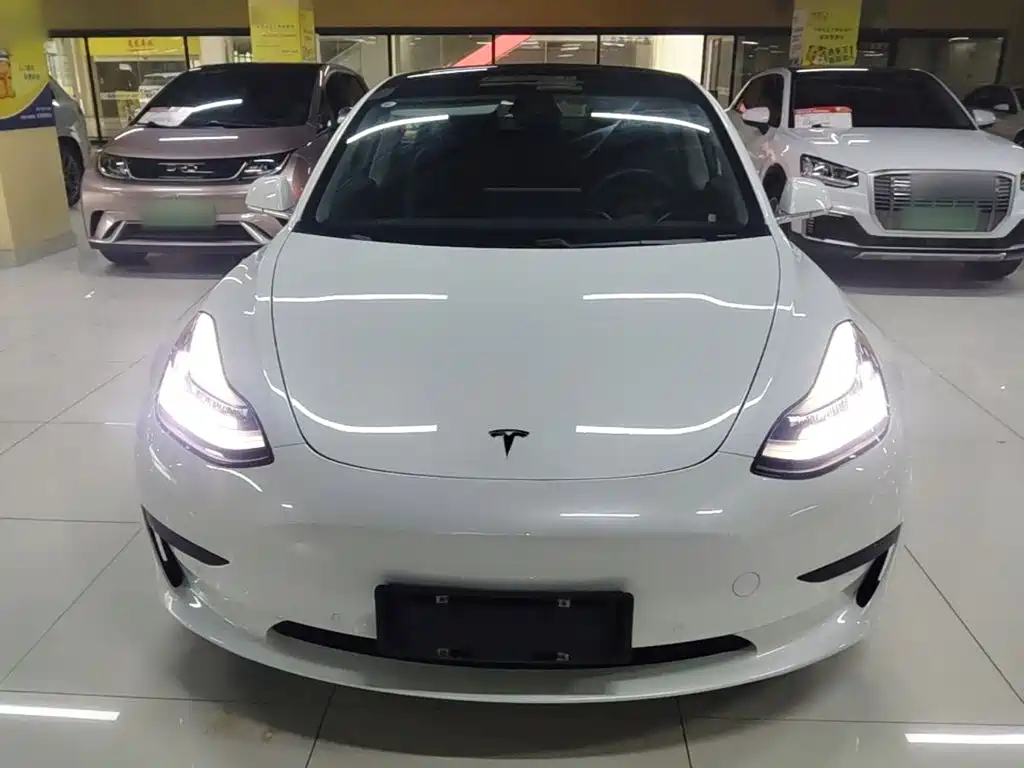 Фото 3 - Tesla Model 3