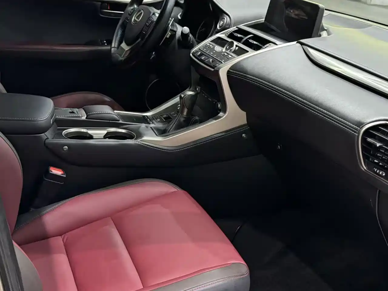 Фото 4 - Lexus NX