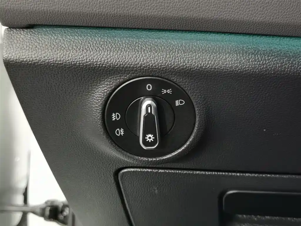 Volkswagen Sagitar 2021 200TSI DSG Surpassing Edition фото 21