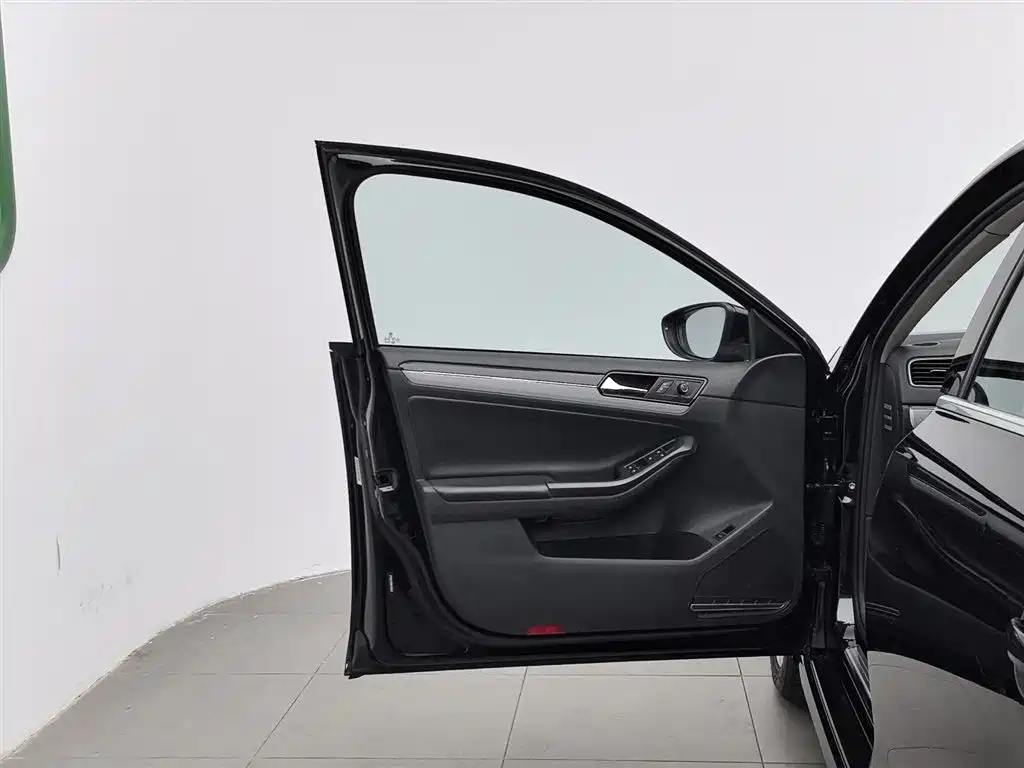 Volkswagen Sagitar 2015 1.6L Automatic Comfort фото 8