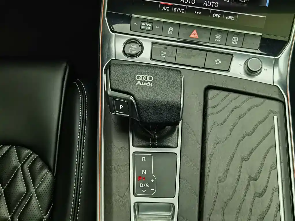 Фото 13 - Audi A6L