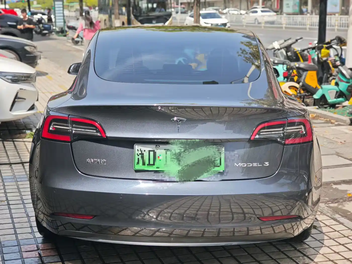 TESLA MODEL 3