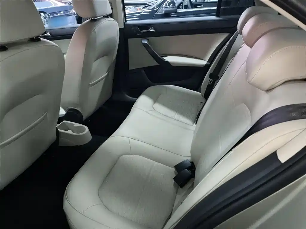 Škoda Rapid 2013 1.6L Automatic Smart Selection фото 17