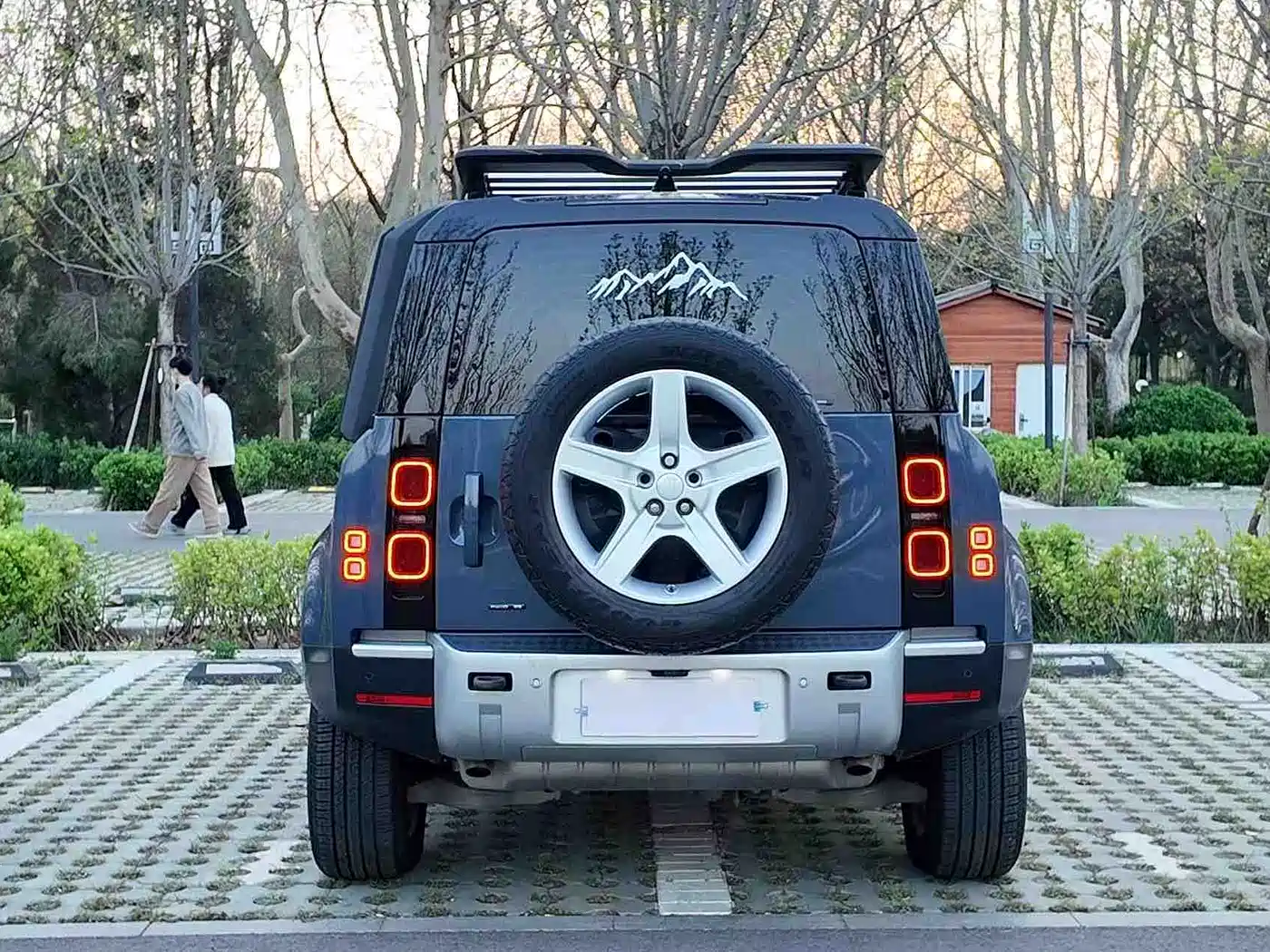 Land Rover Defender 2021 110 P400 SE фото 12
