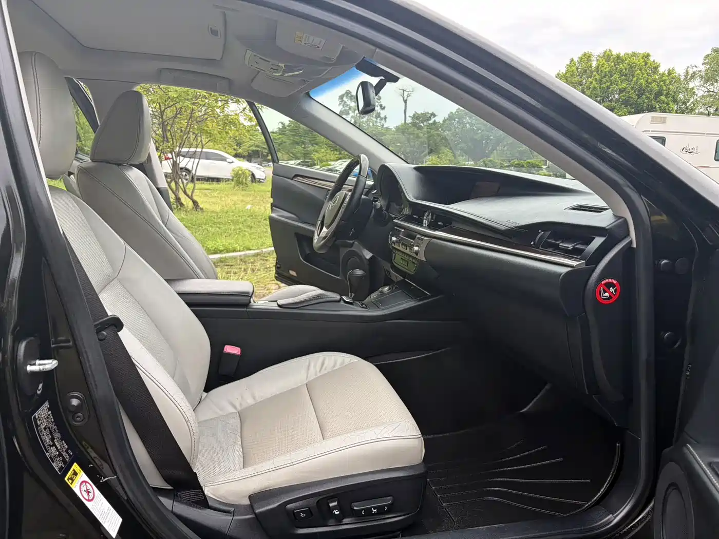 Photo 9 - Lexus ES