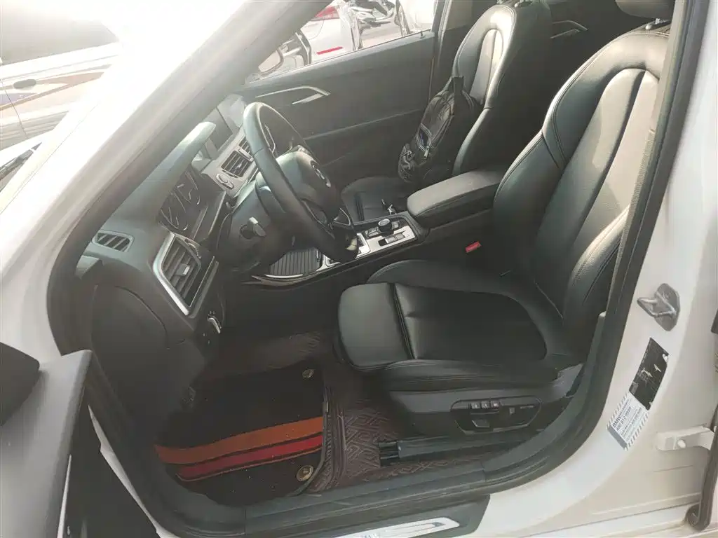 BMW 1 Series 2018 118i Sport Edition фото 15