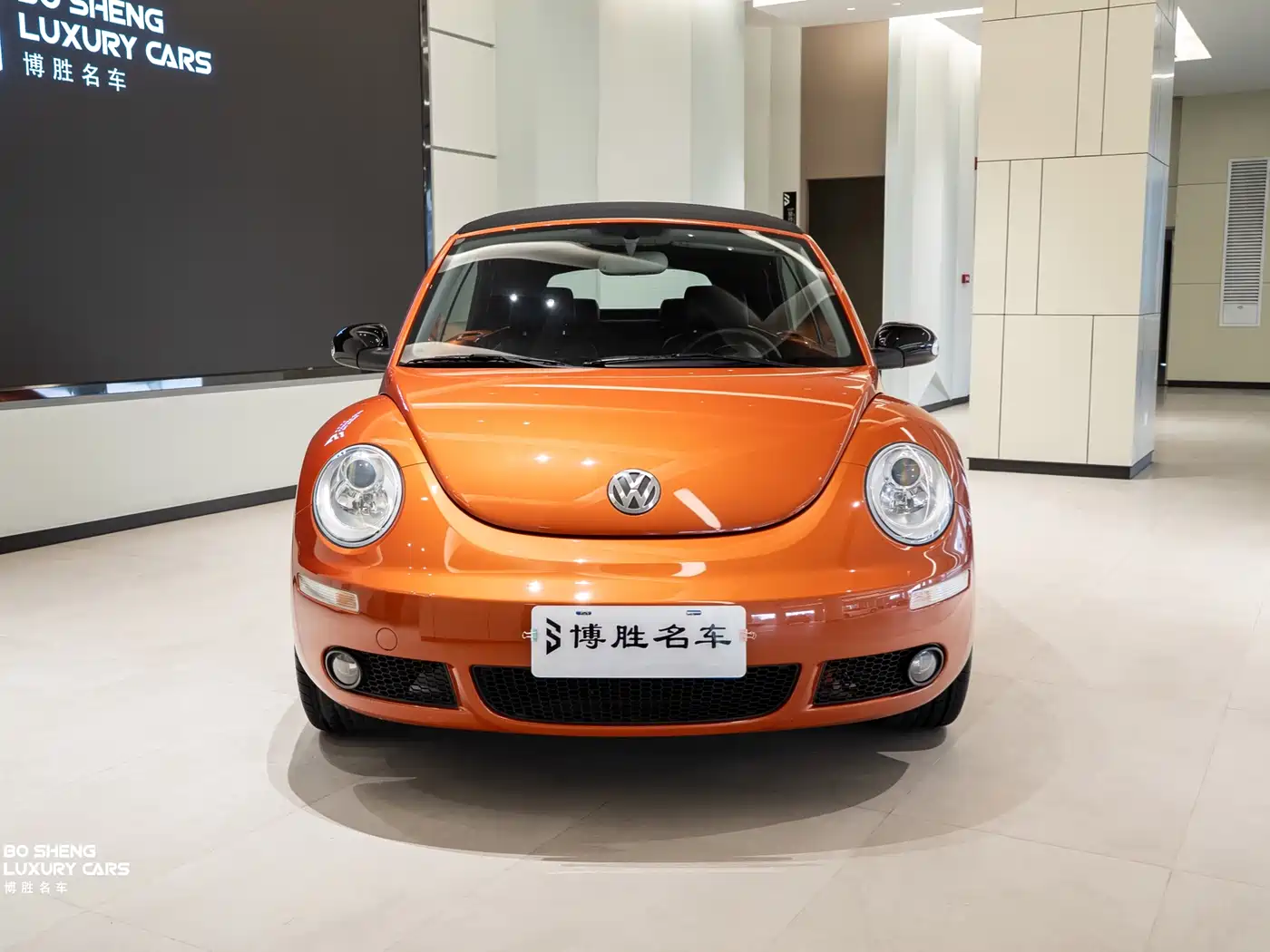 Volkswagen Beetle 2010 Model 2.0 BlackOrange Convertible Luxury Edition фото 2