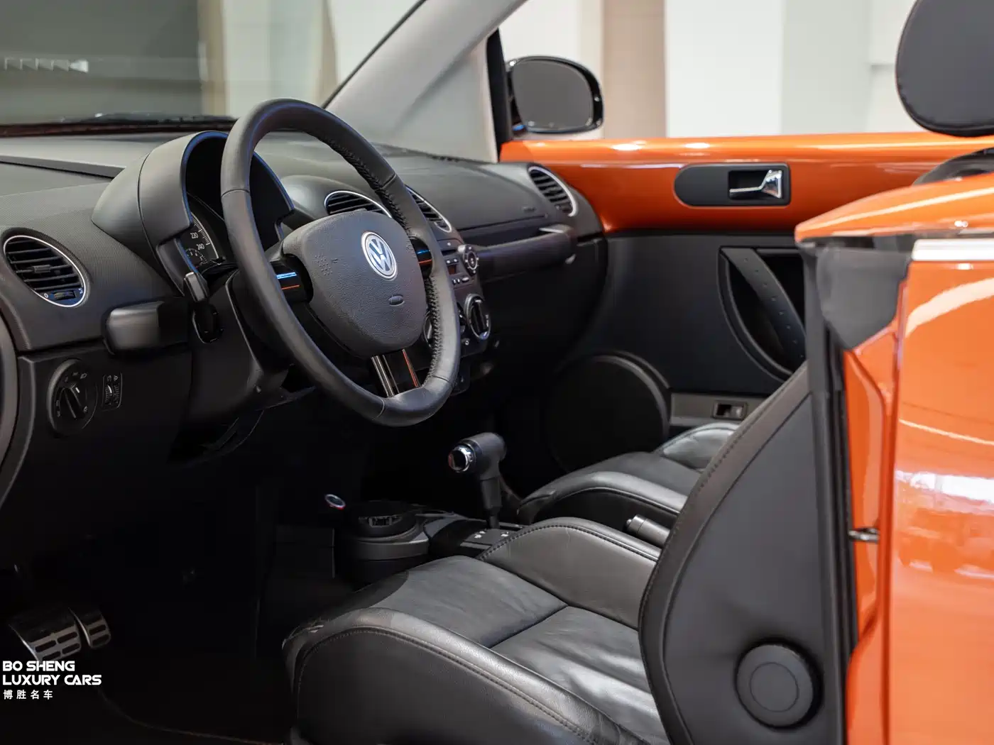Volkswagen Beetle 2010 Model 2.0 BlackOrange Convertible Luxury Edition фото 17