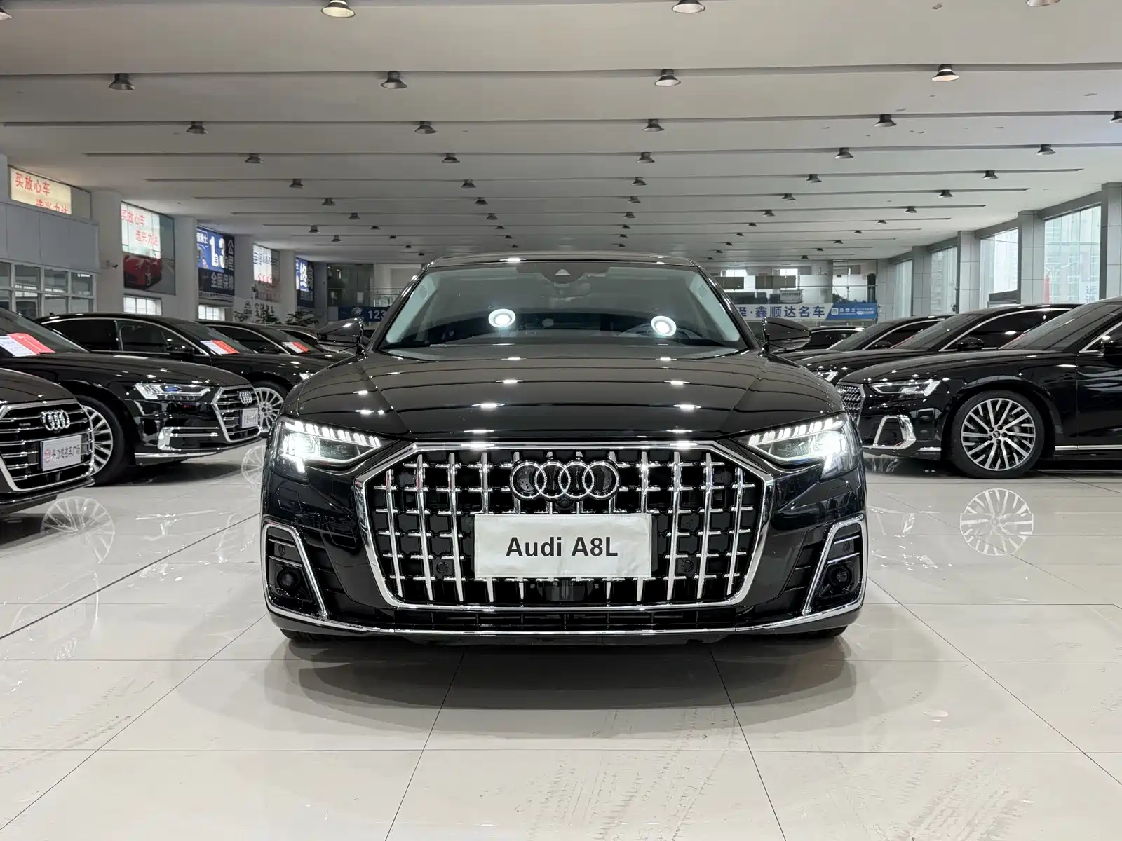 Фото 2 - Audi A8