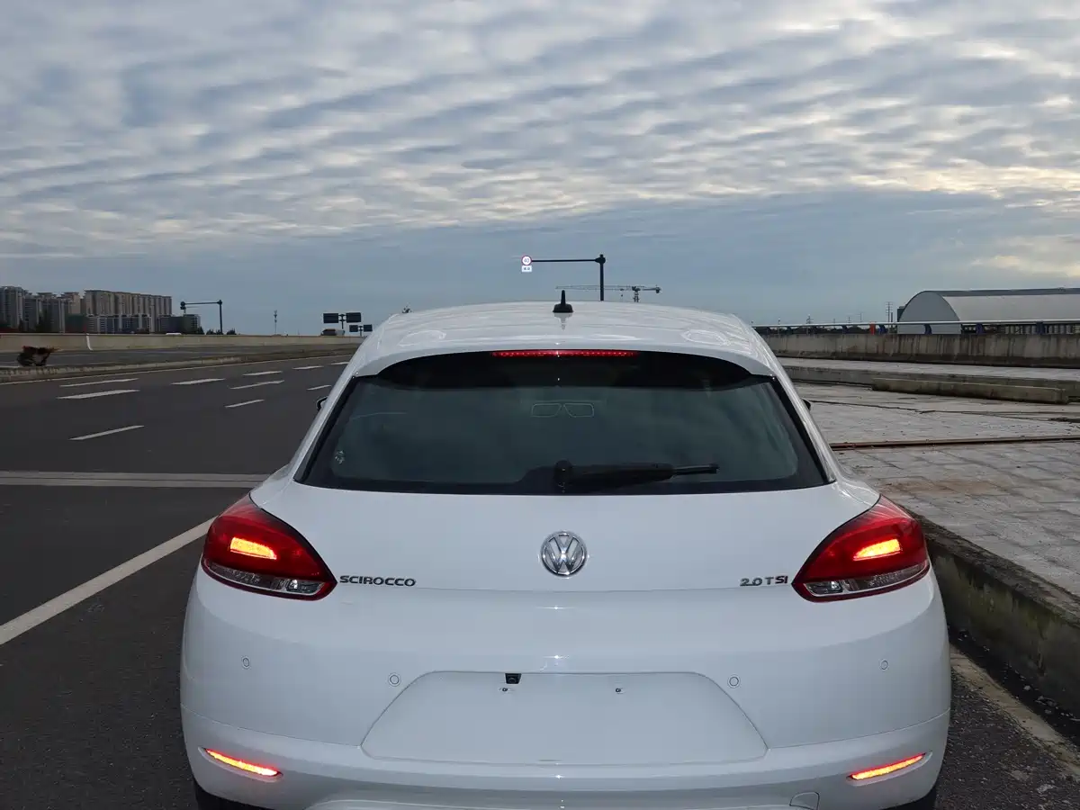 Volkswagen Scirocco 2011 2.0TSI Luxury фото 9