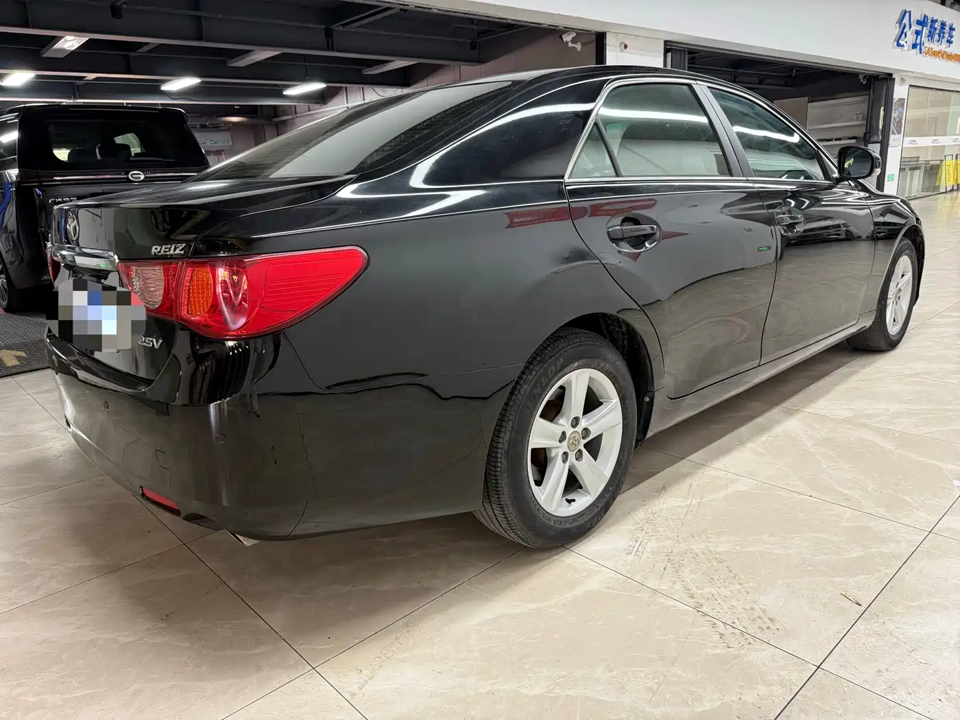 Toyota Reiz 2010 2.5V Elegance Elite Edition фото 9