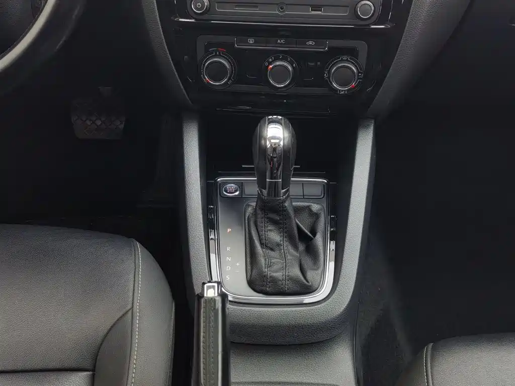 Volkswagen Sagitar 2018 280TSI DSG Spark Edition фото 13
