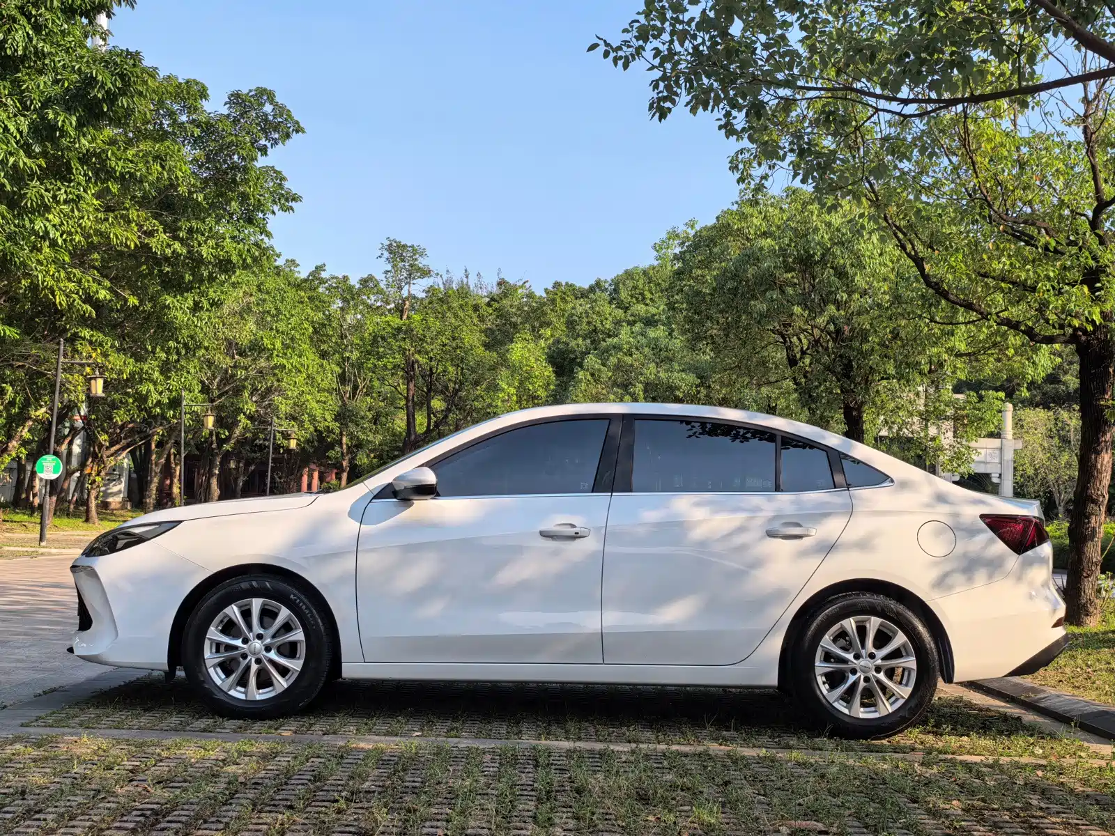 Фото 7 - Roewe i5
