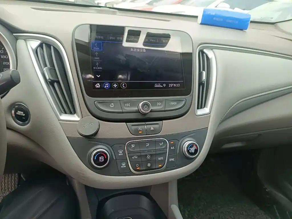 Photo 13 - Chevrolet Malibu XL