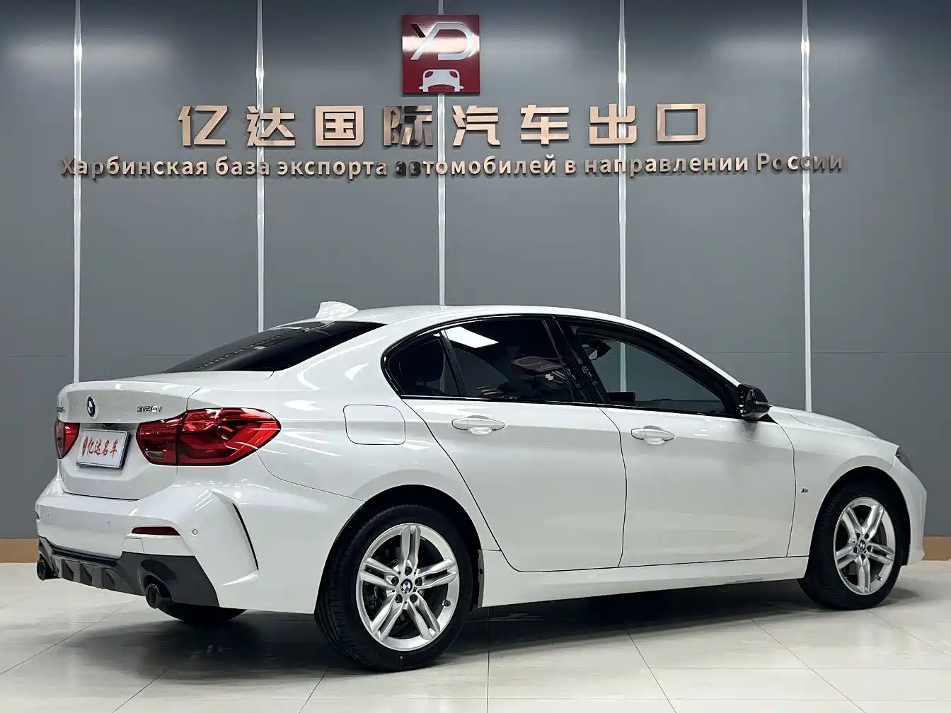 BMW 1 Series 2022 120i M Sport Shadow Edition фото 8