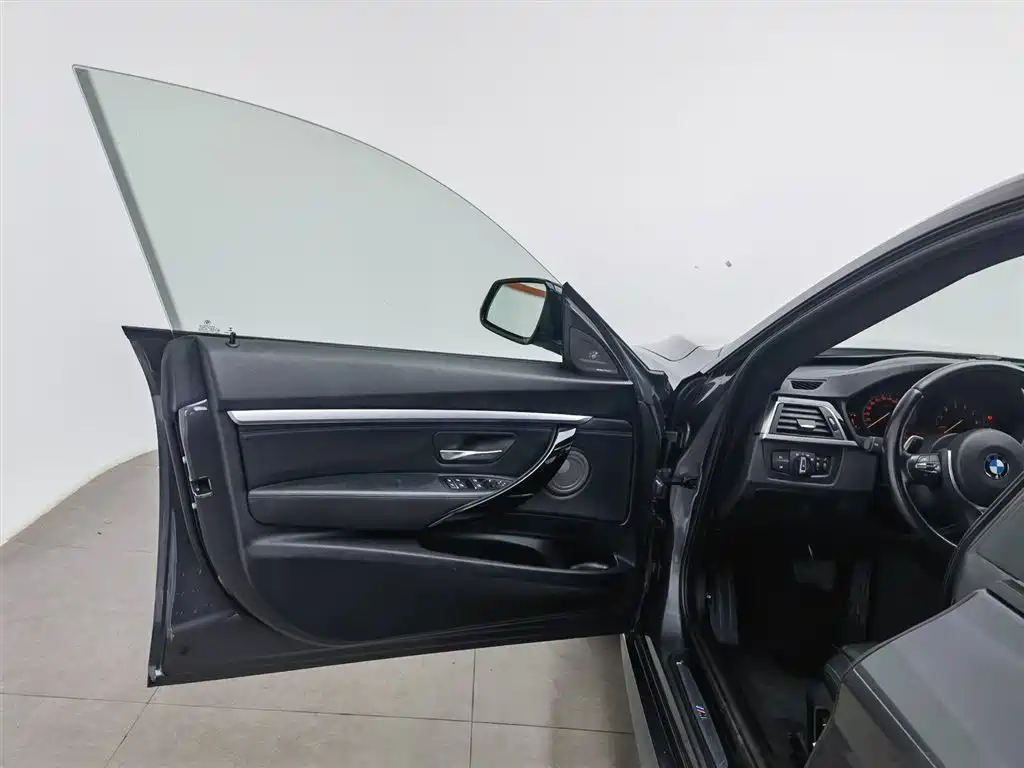 BMW 3 Series GT 2020 320i M Sport Black Night Edition фото 8