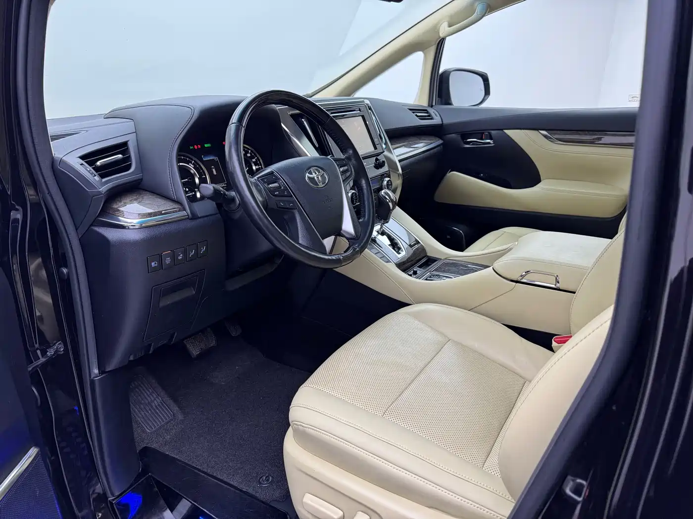 Toyota Vellfire 2019 Hybrid 2.5L HV Premium Edition фото 4