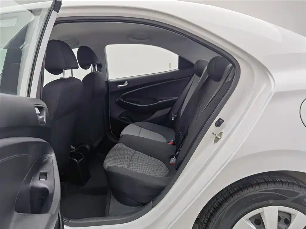 Hyundai Verna 2017 1.4L Manual Renewal Edition China VI фото 15