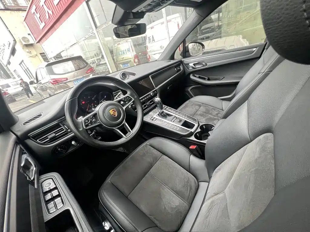 PORSCHE MACAN