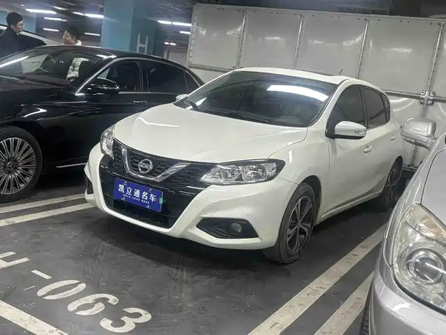 NISSAN TIIDA