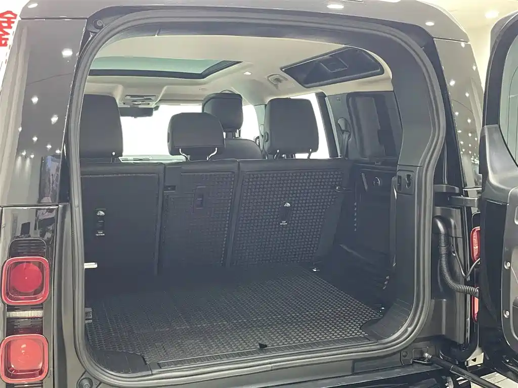 Land Rover Defender 2024 110 3.0T P400 XS фото 35