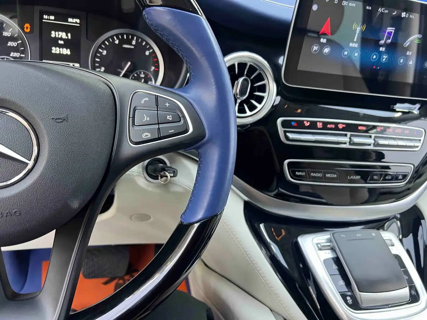 Mercedes-Benz Vito 2023 2.0T Elite 7-Seater фото 8