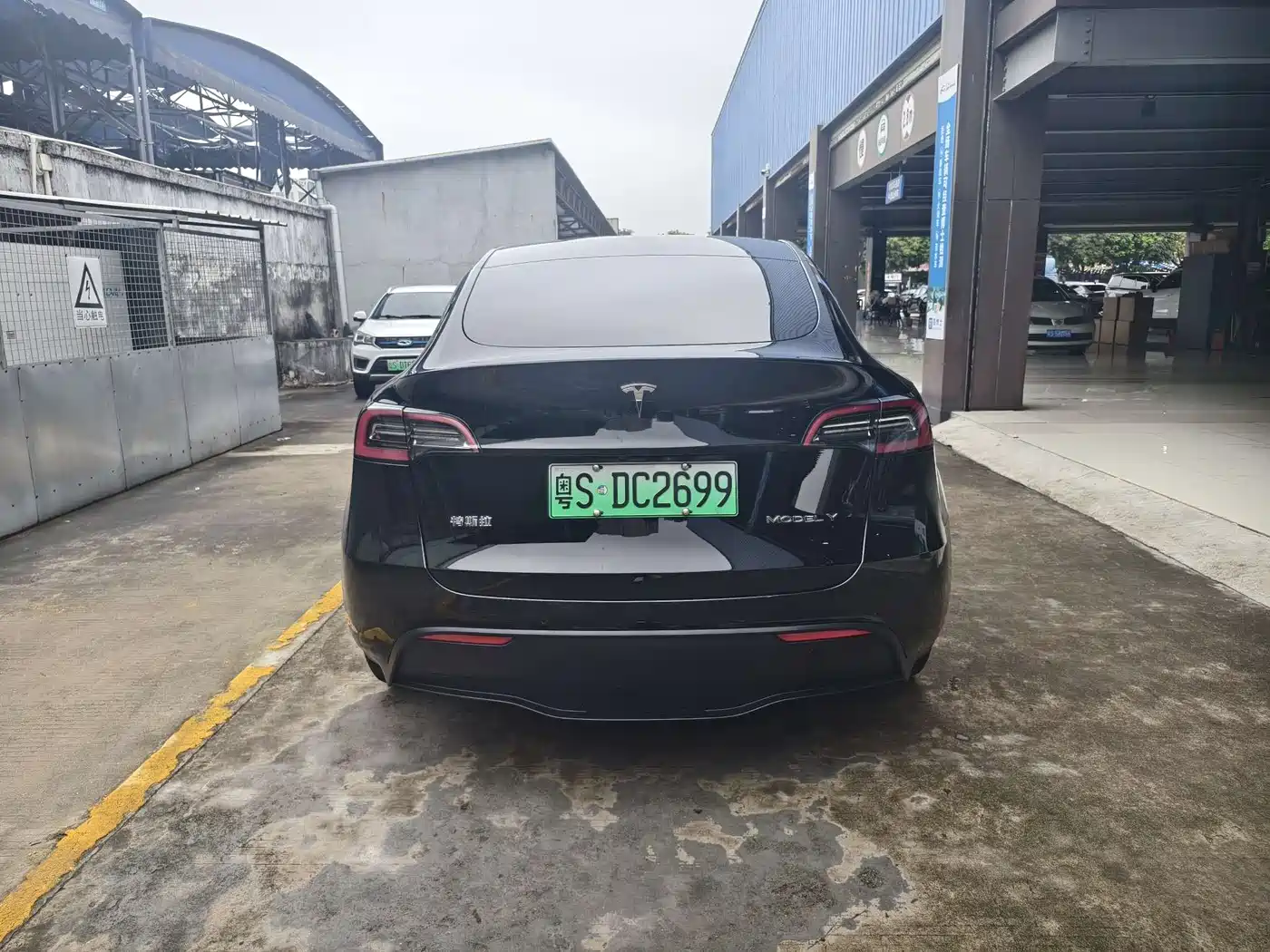TESLA MODEL Y